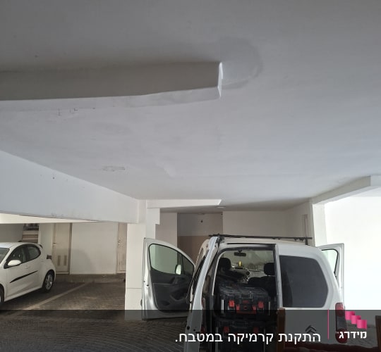 רכב מסחרי פתוח בחניון עם כלי עבודה